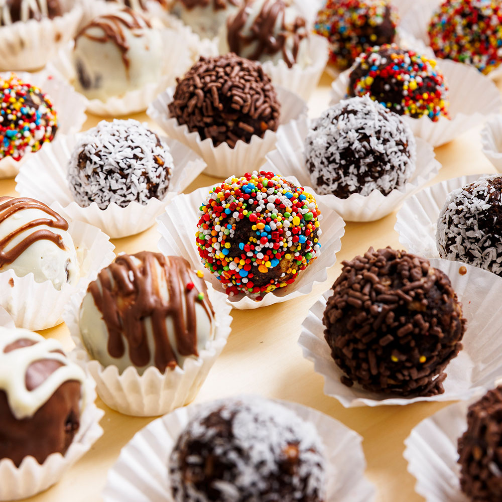 מבחר כדורי שוקולד עם ציפויים שונים