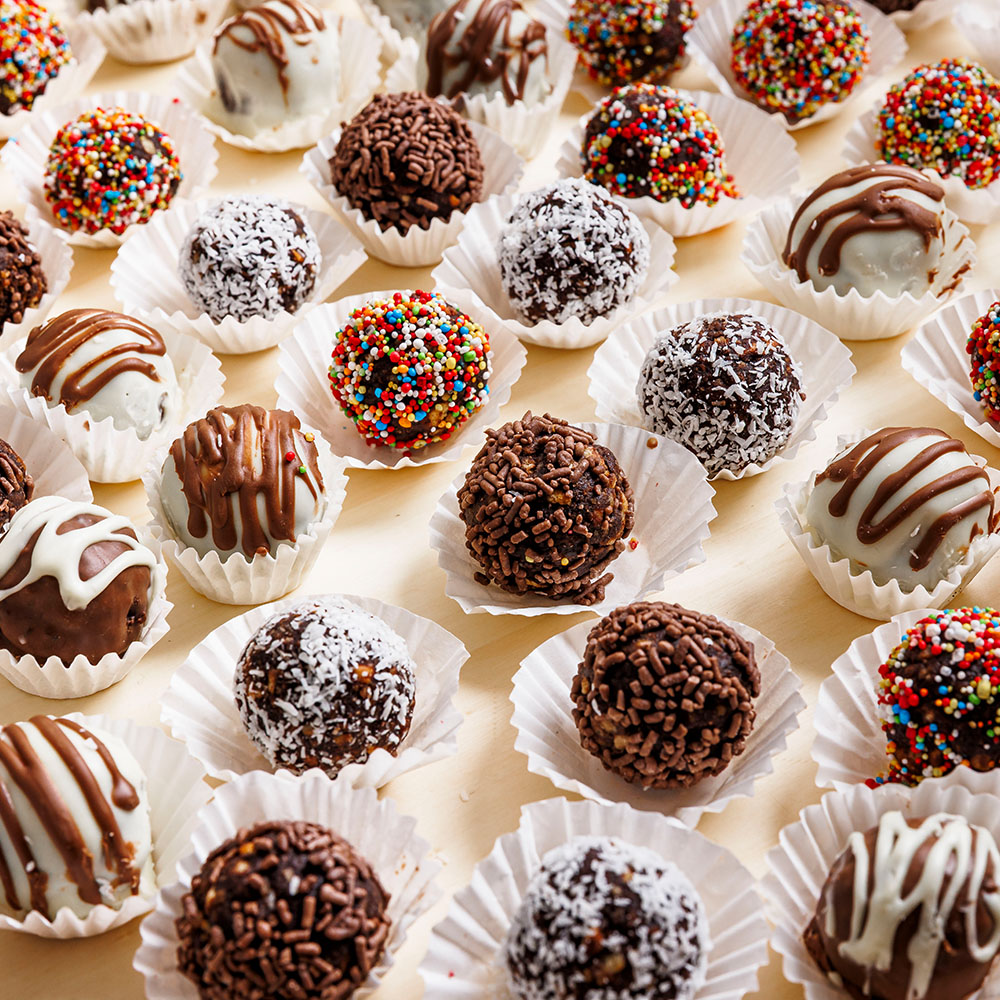 מבחר כדורי שוקולד בציפויים וטעמים מיוחדים